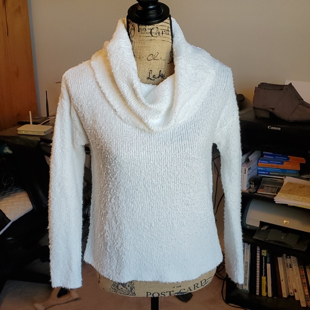 S0 size Medium off white cowl neck sweater